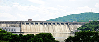 监理公司水电站出线竖井裂缝渗水的成因是什么？